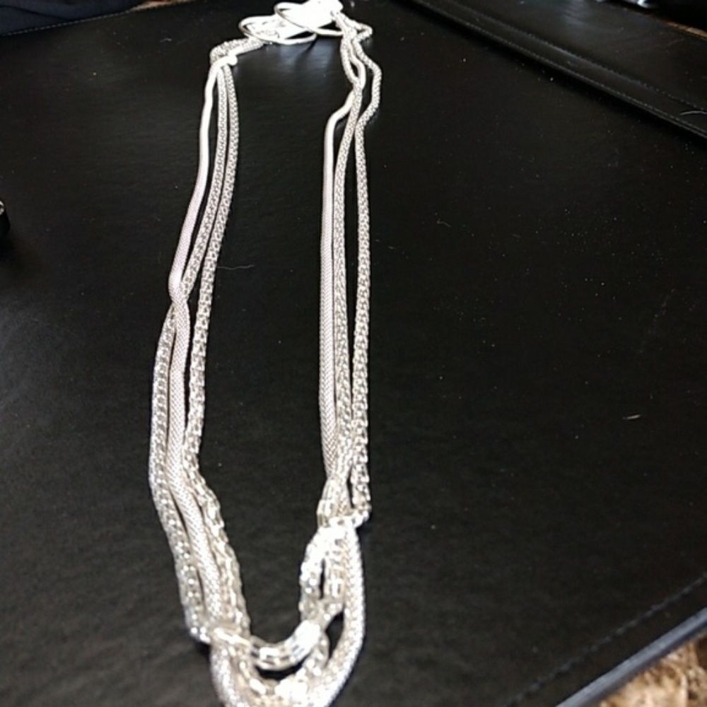 Silver Tone Necklace And Matching Earring Set Silver Tone Necklace And Matching Earring Set